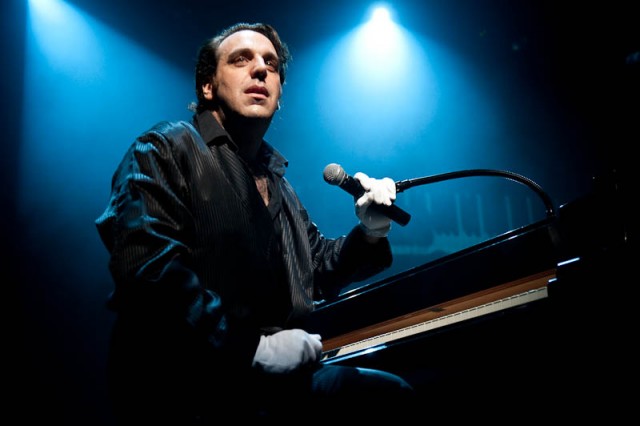 chilly gonzales performing
