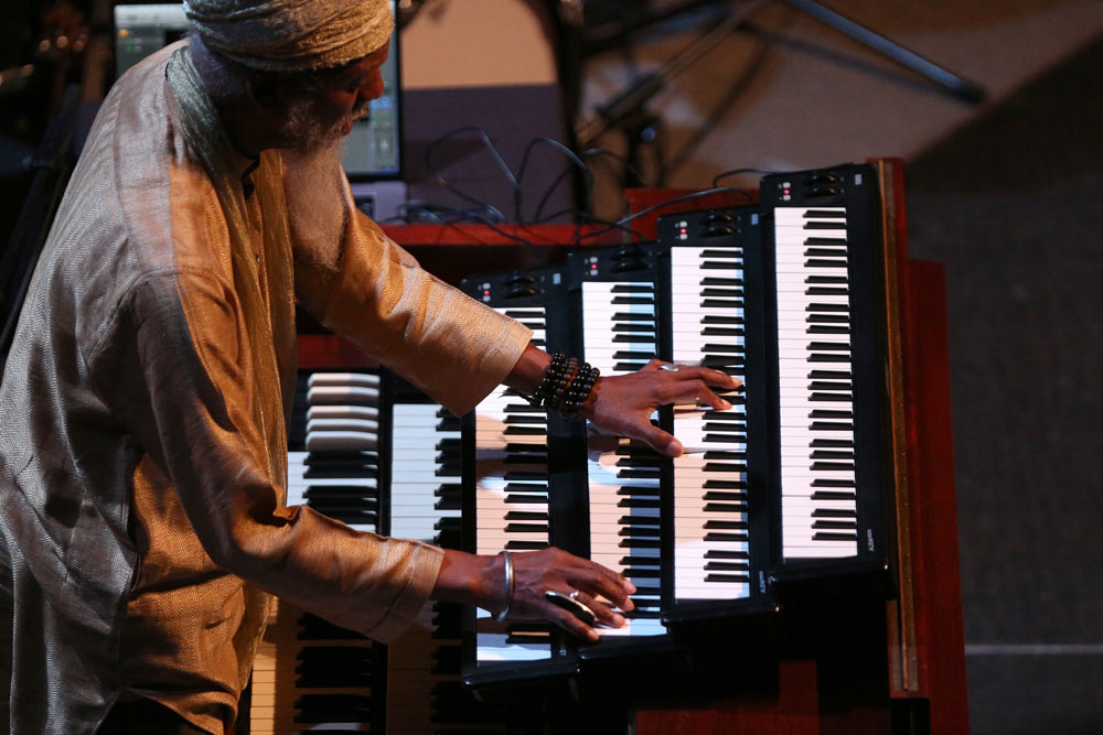 close up of Dr. Lonnie Smith playing the piano