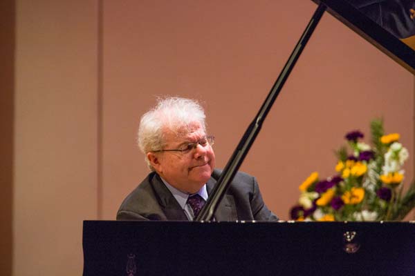 Emanuel Ax performing for a crowd