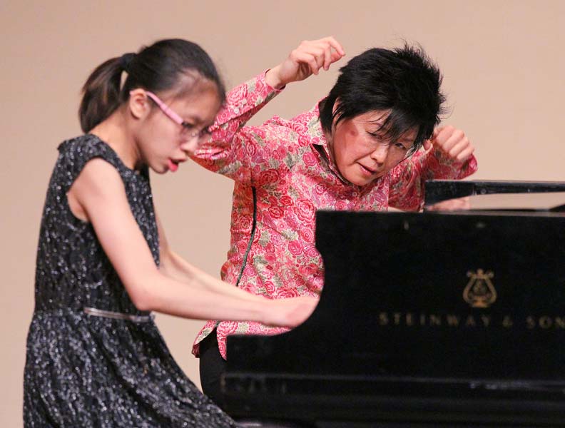 Katherine Chi helping student at master class