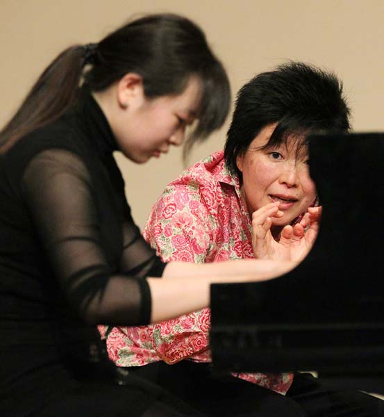 Katherine Chi looking at students piano technique