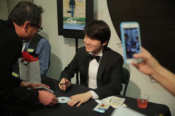 Seong-Jin Cho signing autographs