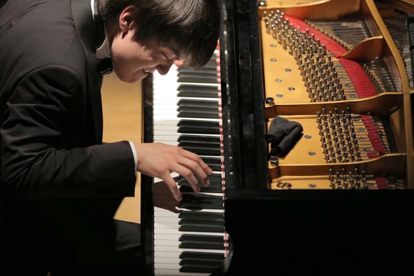close up of Seong- Jin Cho playing piano