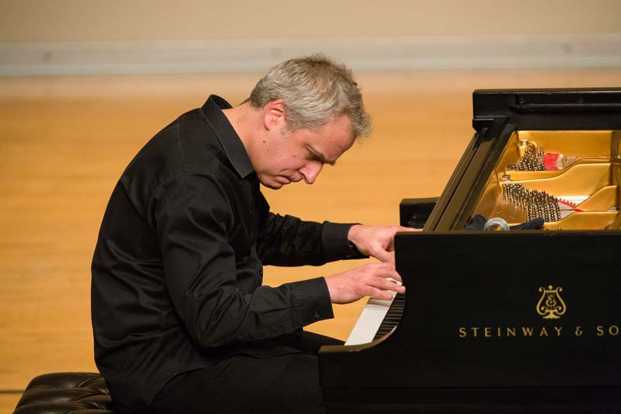 Jeremy Denk performing on a steinway