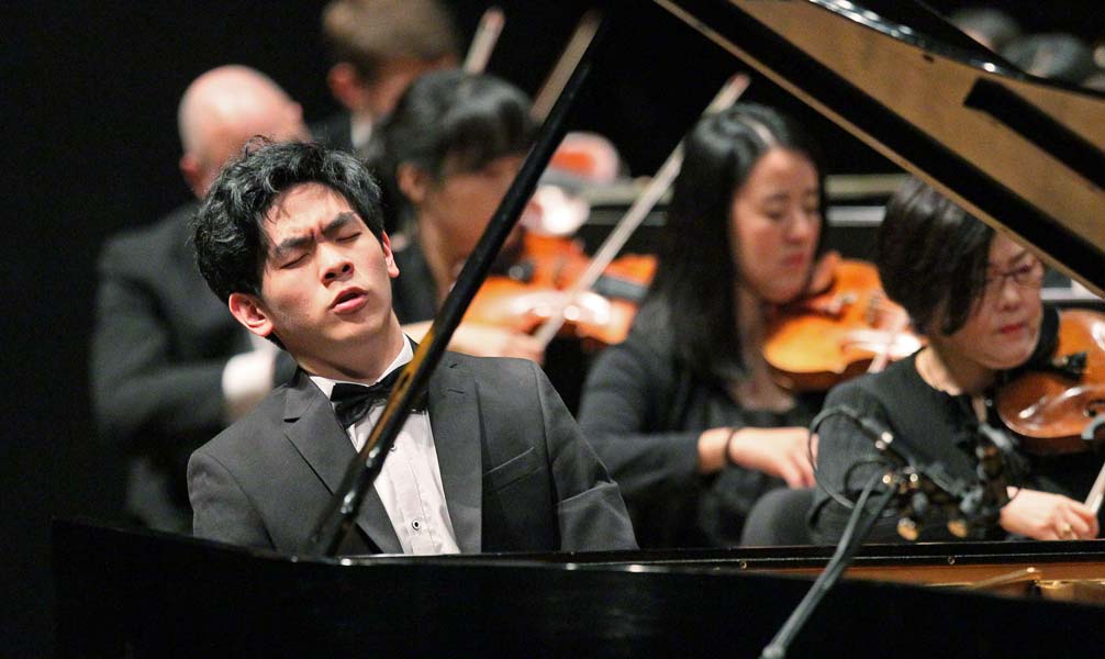 Daniel Hsu and the orchestra