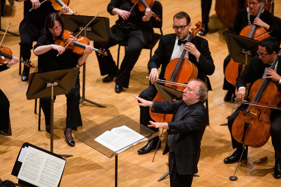 Jeffrey Kahane instructing the orchestra