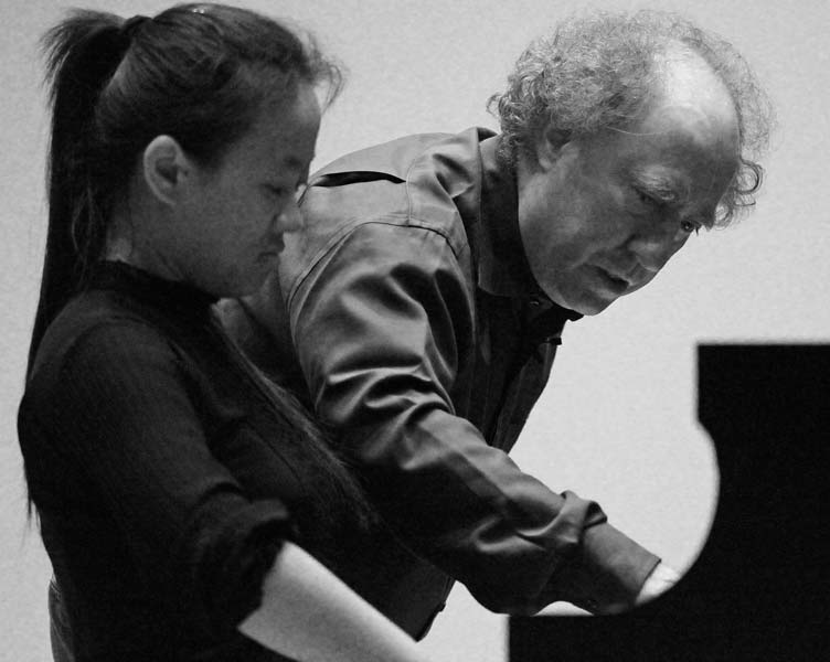 Jeffrey Kahane playing with student