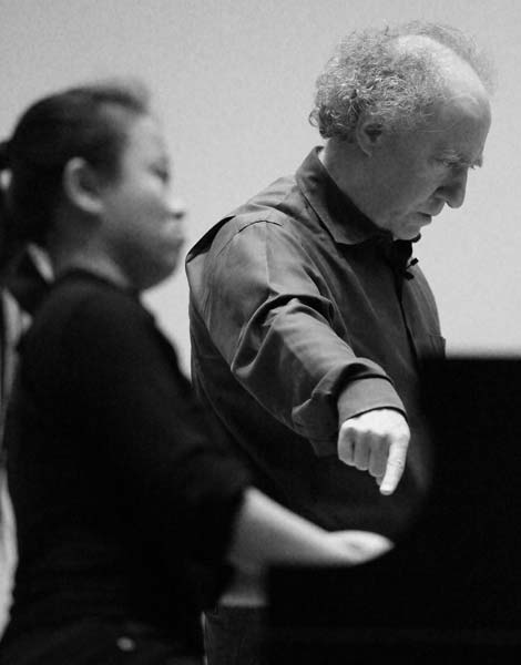 Jeffrey Kahane giving direction to his student