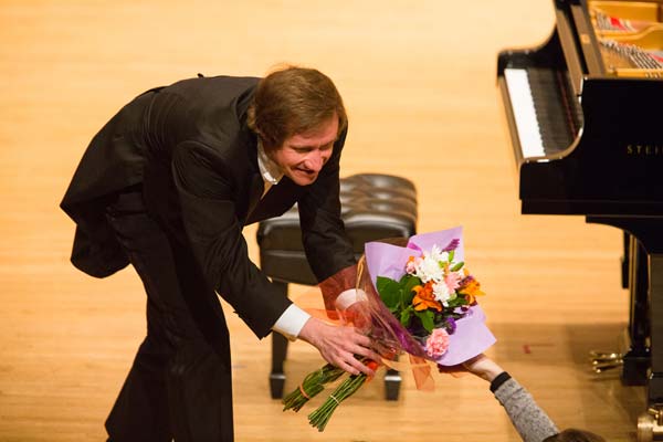 Nikolai Lugansky receiving flowers