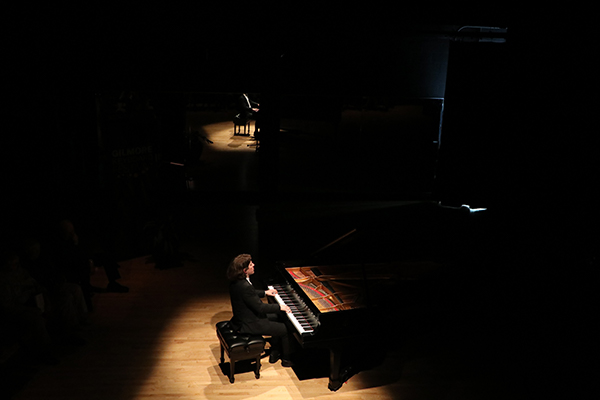 Llewellyn Sanchez-Werner on stage playing piano