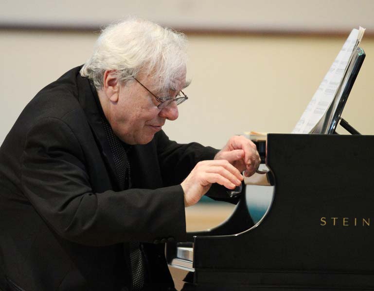 Richard Goode with his hands above the piano