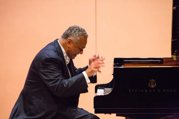 André Watts performing