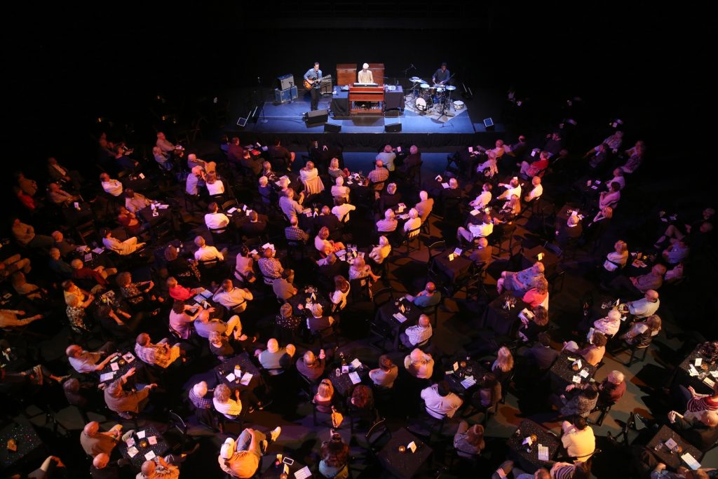 audience watching Dr. Lonnie Smith on stage