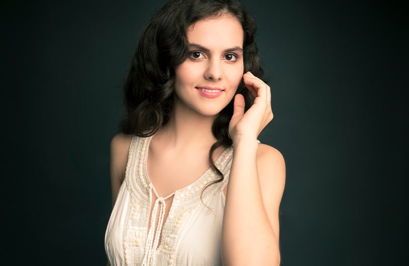 Danae Dörken posing for a portrait